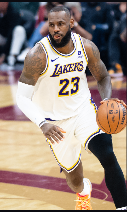 LeBron James 身穿洛杉磯湖人隊 23 號球衣運球
